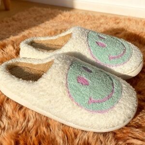 NEW Cozy White and Green Women's Slippers L(9) more like 7-8
